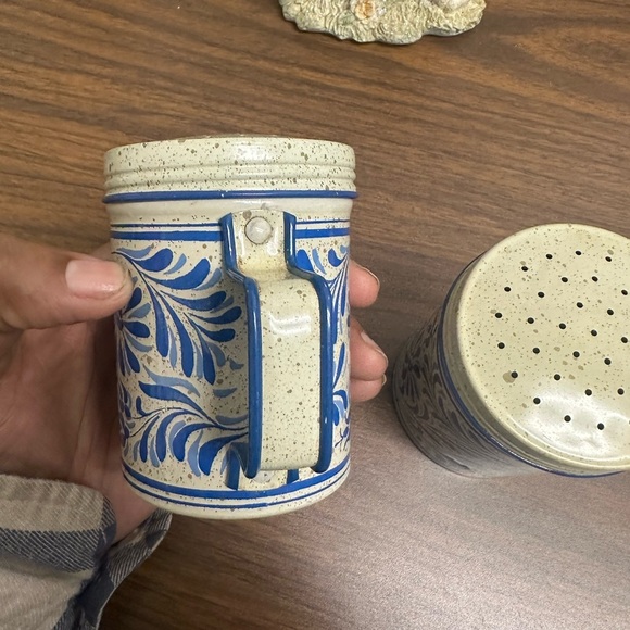 Blue and‎ White Floral Tin Avon Country Talc Shaker (2) - Picture 7 of 9